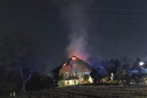 FOTO: Ogenj zajel hišo v Dolenjem Leskovcu