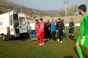 ZABLESTEL je v SLOVENIJI, a ni smel več igrati. Zdaj se je ZGRUDIL na igrišču, kmalu bi se zgodila TRAGEDIJA