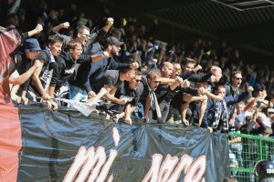 ČRNO-BELA EVFORIJA pred OLIMPIJO na vrhuncu! Ne boste verjeli, koliko AVTOBUSOV so že napolnili NAVIJAČI MURE!