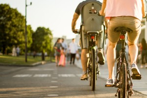 Na cestah se obeta več kolesarjev, pešcev in motoristov