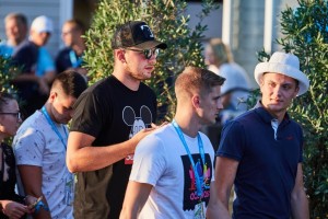 Anamaria Goltes BLESTELA v poletni obleki z GLOBOKIM IZREZOM! DONČIĆA v Umagu spremljala dekle in dober PRIJATELJ! (foto)