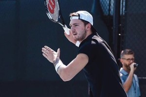 Smeje se mu tudi ĐOKOVIĆ! Luka DONČIĆ je pokazal svoje teniško znanje, ta posnetek je SPLETNA USPEŠNICA! (video)