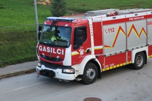 V Kočevju zaradi požara evakuirali 35 stanovalcev