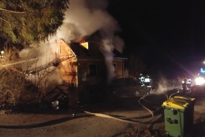 FOTO: Zagorelo ostrešje in starejša hiša