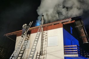 V požaru v Ševnici štirje lažje opečeni