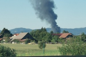 Požar na deponiji v Spodnjem Starem Gradu pri Krškem pogašen, na požarišču požarna straža