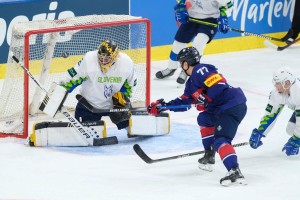 Hud udarec za slovenske hokejiste že na uvodni tekmi svetovnega prvenstva