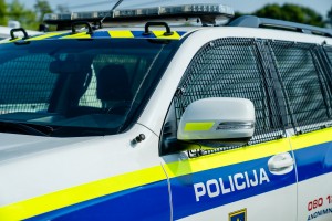Mariborski policisti iščejo dva roparja na skuterju