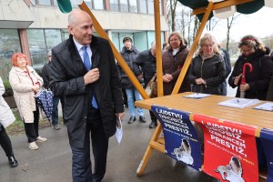 Izrojena politika SDS: referendumski strel v koleno