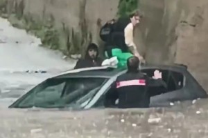 (Video) Huda ura pri sosedih: ulice so se spremenile v reke, promet je ohromel