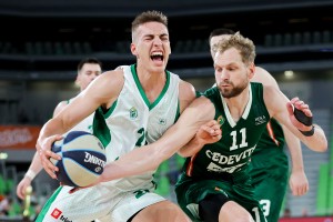 Olimpija osvojila 22. državni naslov - po zaušnici v Novem mestu v Stožicah ni šlo brez drame