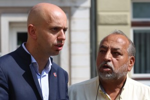 Župan prvi udarec prejel v zatilje, nato so ga “360-stopinjsko obdelali”