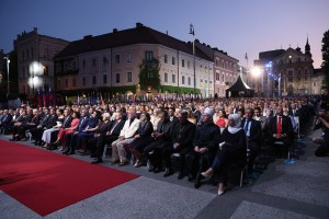 Sramota na državni proslavi: kdo je kriv, da so navadne državljane ustavili z dvojno ograjo?