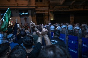 Zaradi domnevne karikature Mohameda v Turčiji vre: protesti in aretacije