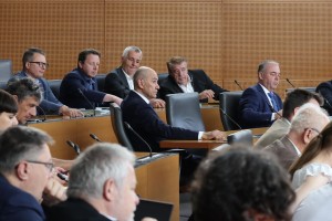 Narobe svet: Janša za referendum o oboroževanju, Kordiš proti!