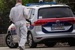 V nakupovalni vrečki v grmovju našli truplo dojenčka