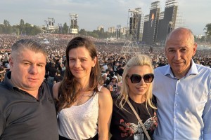 Podalpski Hrvati s Trstenjakove na ustaškem prazniku: Janša, Urška in Grims na Thompsonu v Zagrebu