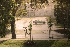 Vreme: nalivi in močni sunki vetra, nevarnost toče