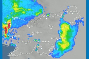 Nevihtna celica nad Bovcem in Tolminom, pričakuje se tudi toča