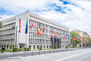 Nova anketa: kdo se lahko veseli, kdo lahko leti iz parlamenta