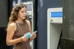 Koliko denarja imamo Slovenci na bankah in koliko doma?