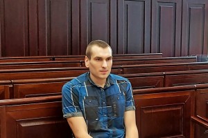 Zloglasni tiktoker Vegan na sodišču zaradi groominga mladoletnice