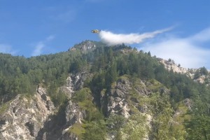 Poglejte, kako air tractorji gasijo požar nad Žerjavom (VIDEO)