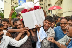 Prve ugotovitve o strmoglavljenju letala Air India: prekinjen dovod goriva