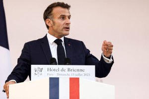Macron napovedal, da bo Francija še povečala vojaški proračun