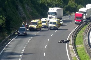 Hudo nesrečo na primorski avtocesti povzročil pijan voznik, dve osebi v UKC Ljubljana