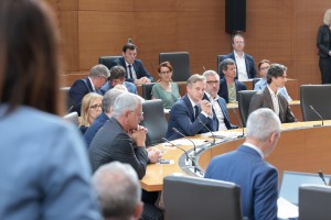 To je o dolgotrajni oskrbi poslancem danes odgovoril Golob