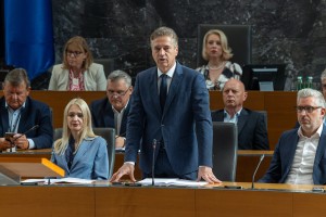 Golob: Država, v kateri bodo nekateri bogataši imeli pet metrov daljšo jahto, ni moja država