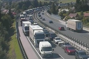 Kolaps na primorski avtocesti najprej proti Ljubljani, zdaj nesreča proti Kopru