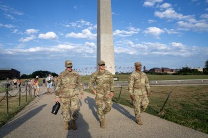 Predsednik, ki bi raje bil kralj, z vojsko rešuje Washington