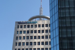 Tožba proti nekdanjima vodilnima možema Telekoma: sodišče odločilo takole