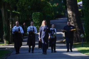Golob na pladnju: zaljubljeni premier in nepriljubljena elita na poroki leta