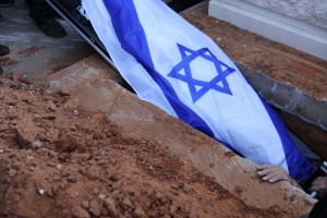 Izrael grozi Hamasu: izroči nam trupla talcev, če ne ...