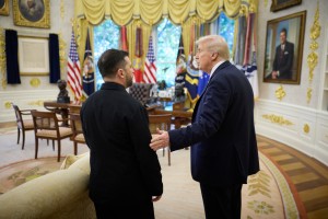 Trump naj bi kričal na Zelenskega, da pristane na Putinove zahteve