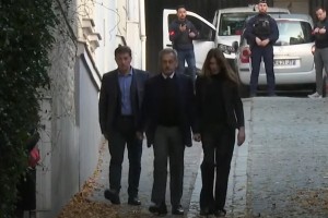 Nicolas Sarkozy v spremstvu svoje Carle odkorakal za rešetke (VIDEO)