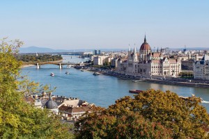Orbanu je veliko do tega, da v Budimpešto prideta Trump in Putin