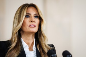Melanio toži novinar, ki mu je zaradi izjav o Epsteinu sama grozila s tožbo