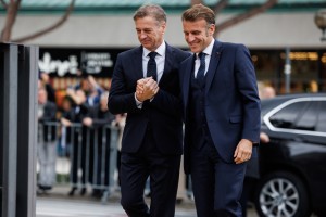 Ozadje Macronovega obiska: gospodarski obrat proti Franciji in Švici