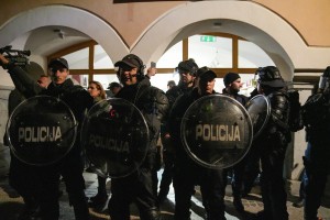 Obup: Novo mesto polno policije, v romskem naselju Brezje pa streljanje