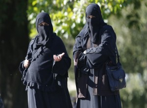 Švicarji na referendumu za prepoved zakrivanja obraza: burkam in nikabom naj bi odklenkalo