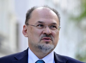 Kacin: Nihče v vladi ni okužen, imamo pa tri okužbe v blagovnih rezervah