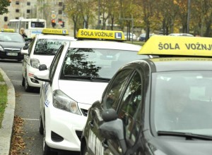 Skromen besedni zaklad povzroča Slovencem težave pri opravljanju vozniškega izpita