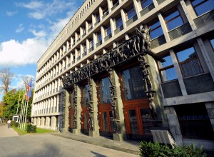 Protestniki pred parlamentom ohromili promet in blokirali vhod v DZ