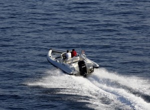 V Umagu je Slovenec z motornim čolnom hudo poškodoval rojaka
