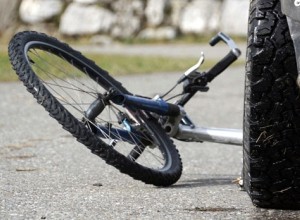 Pri Dornberku je 73-letnik trčil v otroka na kolesu in ga hudo poškodoval