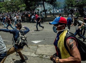 Madurova ustavodajna skupščina odvzela pristojnosti parlamentu, ki ga obladuje opozicija